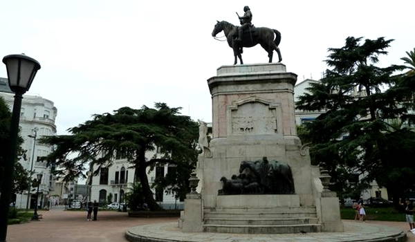 estatua en la plaza zabala