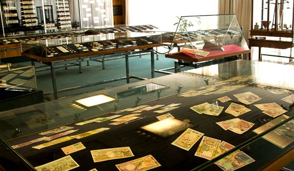 exhibición de billetes y monedas en el museo de la moneda en montevideo