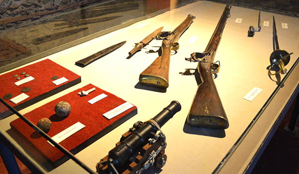 armas de la época colonial en el museo portugués de colonia
