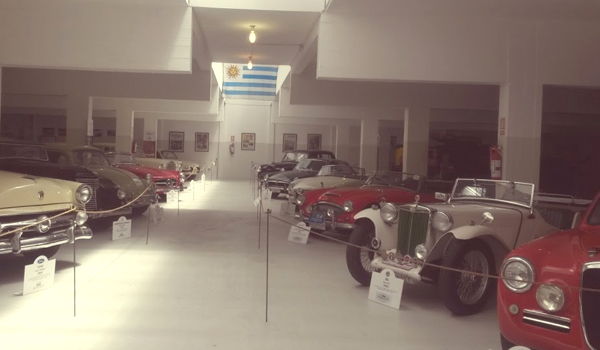 autos clásicos en el museo la antigua estación